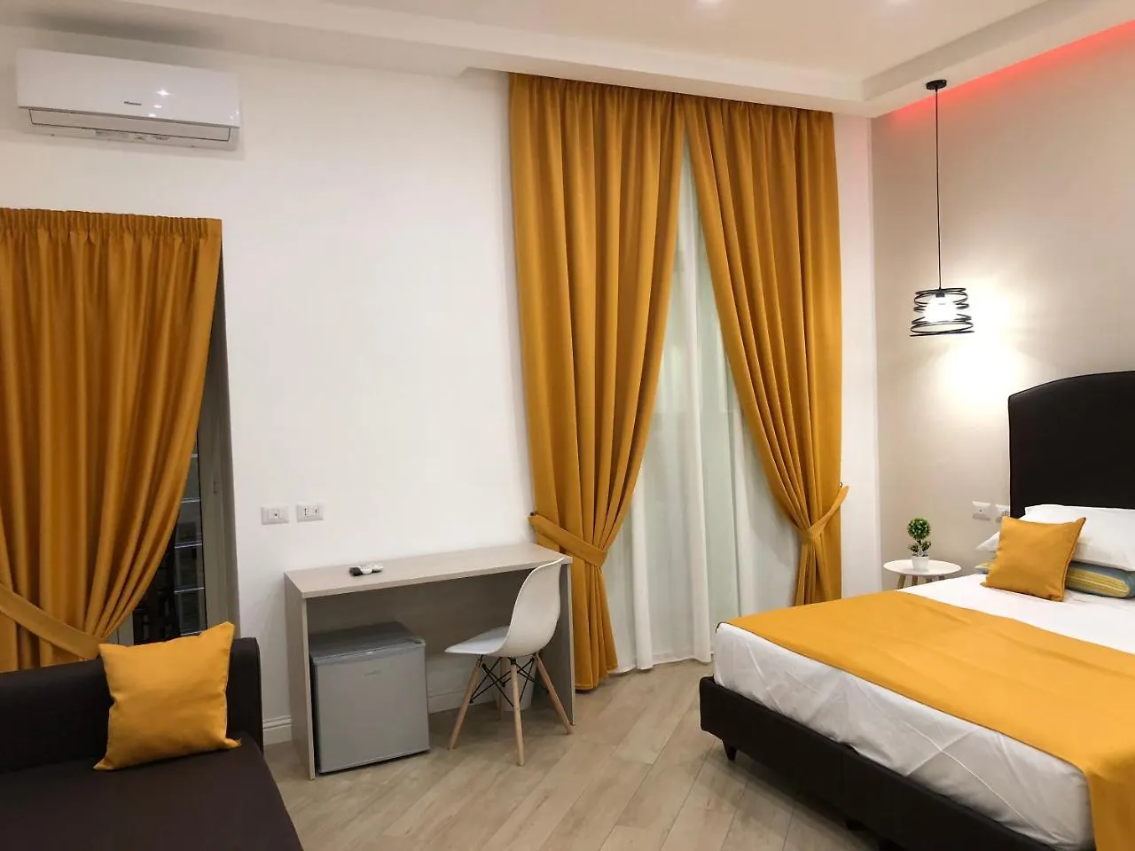 Domo B&B Napoli 0*,  Italia
